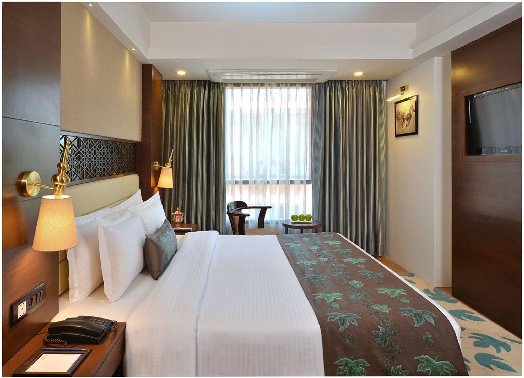 Hotel Golden Tulip Srinagar Exterior foto